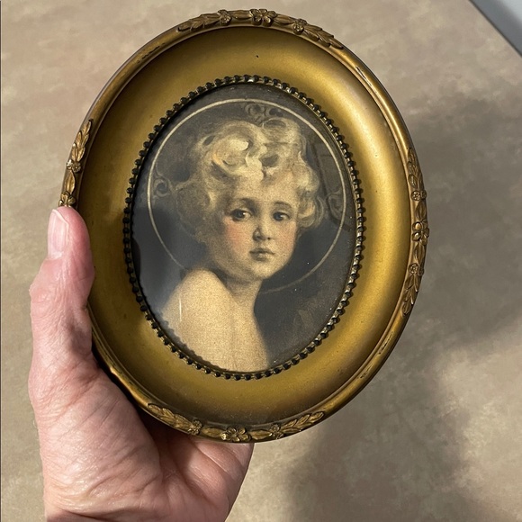 Vintage Oval Framed Portraits - Picture 3 of 13